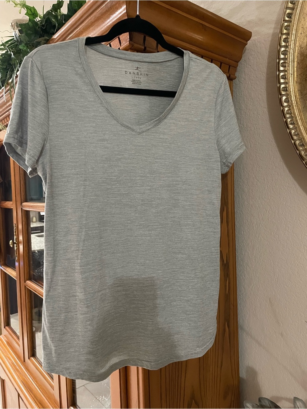 Danskin Women’s Light Gray V-Neck Athletic Tee SZ Large
